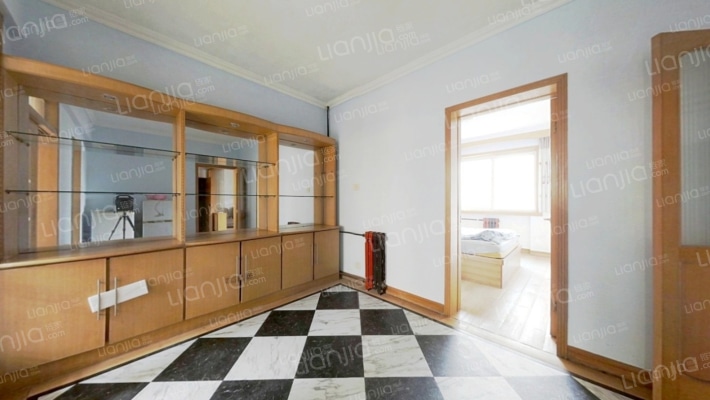 出门东兴街，近双语，公摊小，中间楼层，满五唯一-餐厅