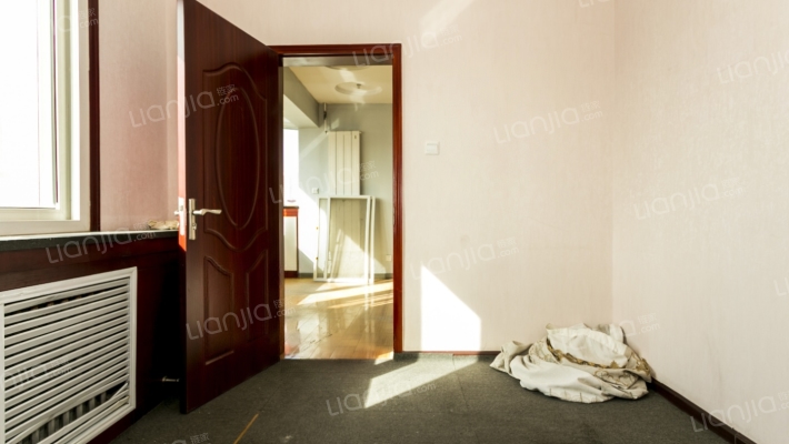 繁华地段   中间楼层  电梯房子  可按揭-卧室D
