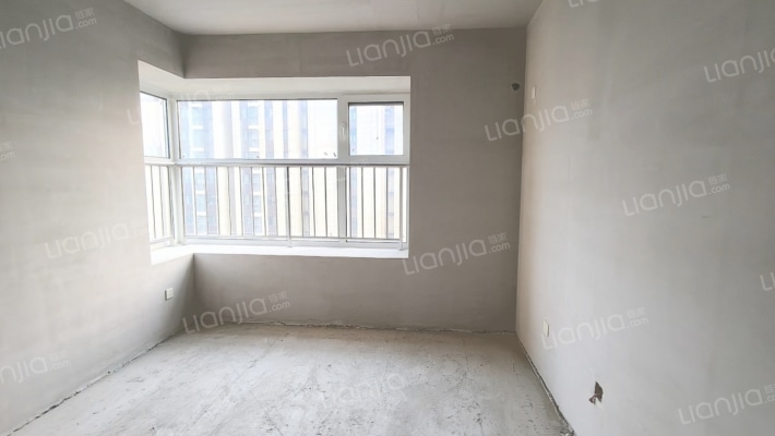 急售三利C区南北向大三居，毛坯满二，价格美丽-卧室B