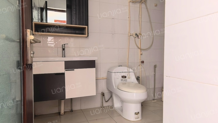 开发区商圈 集中供暖 南北通透三居双卫户型-卫生间B