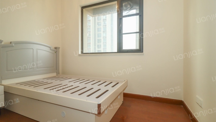 恒大悦龙湾158平四室中间楼层带全新家具和车位-卧室B