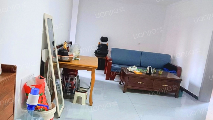 此房，同小区同样大小的房子，这个是很  低的了-客厅