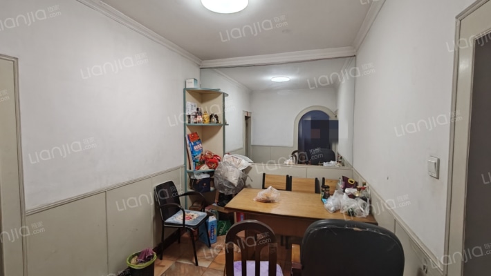 开发区，双语，低楼层，集中供暖三居-餐厅