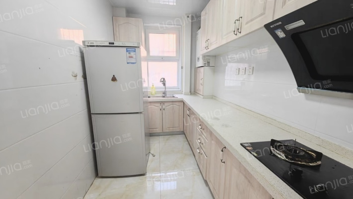 板楼一层带院，南北通透两居。有装修-厨房