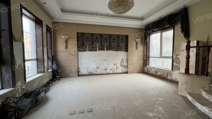 联排别墅，诚意出售，房本在手，随时过户.-客厅A