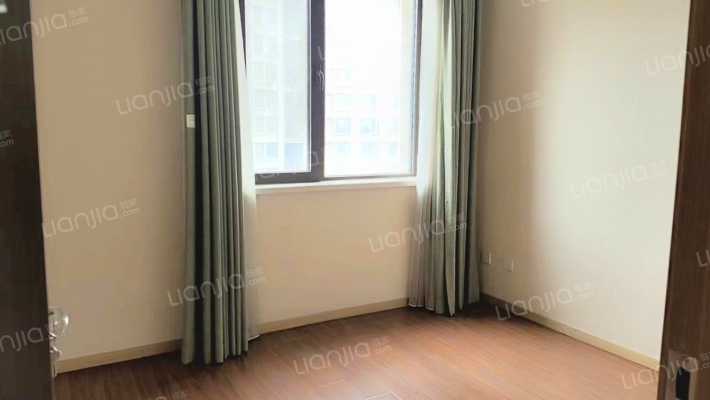 鸿坤F户型    精装修    中间楼层    随时看房-卧室B