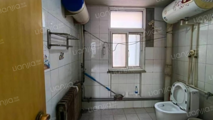 范阳路宜佳旺 银都小区南北通透三居室，低楼层-卫生间