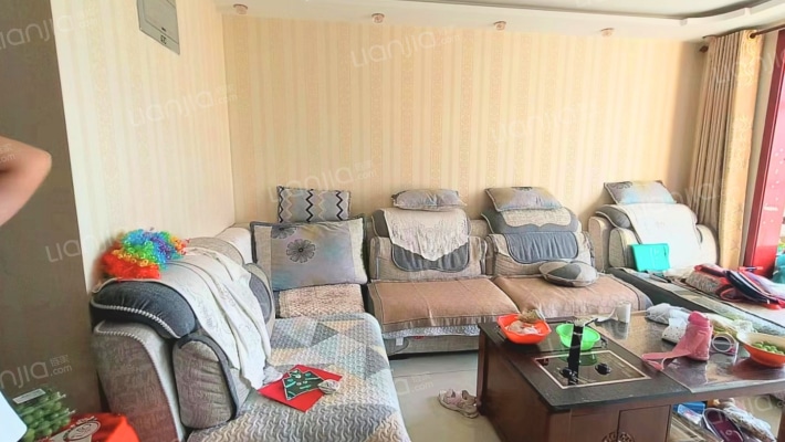 南北通透三居 楼层好 拎包入住 房本满五唯一，税费低-客厅