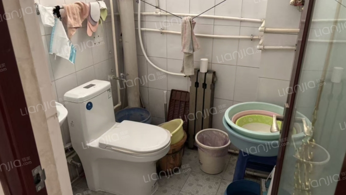 东兴小区，正规一居室，集中供暖，生活成本低-卫生间