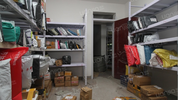 南北通透三居带下跃，社区中间楼栋，房本满2，诚意售-卧室C