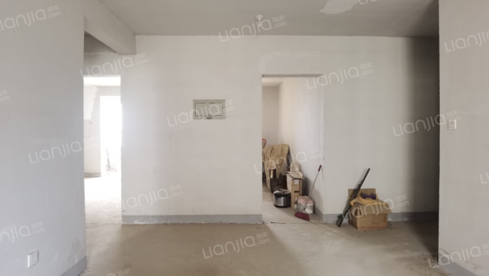 业主诚心出售，南北通透户型，集中供暖，交通便利-客厅