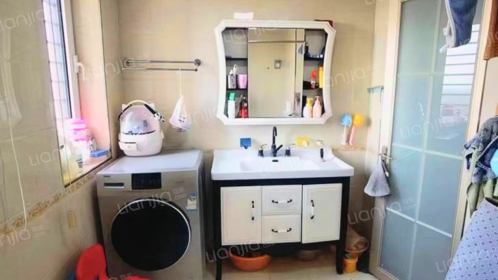 此房精装修，正规四居室，拎包入住 ，诚意出售-卫生间