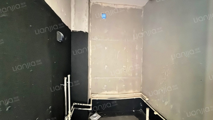 中低楼层 毛坯大三居 地理位置优越交通便利-卫生间B