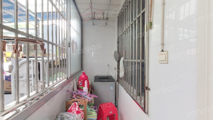 长江新村1楼带独院可做门面，2+1房间精装拎包入住-阳台