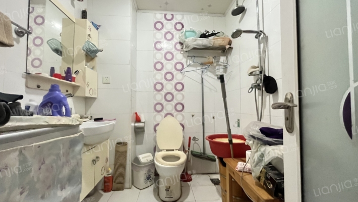 房本满五不唯一，通透3居室，交通便利，配套齐全。-卫生间