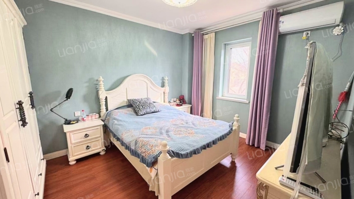 此房精装修房本无抵押 满五年唯一 地上三层 南向入户-卧室B