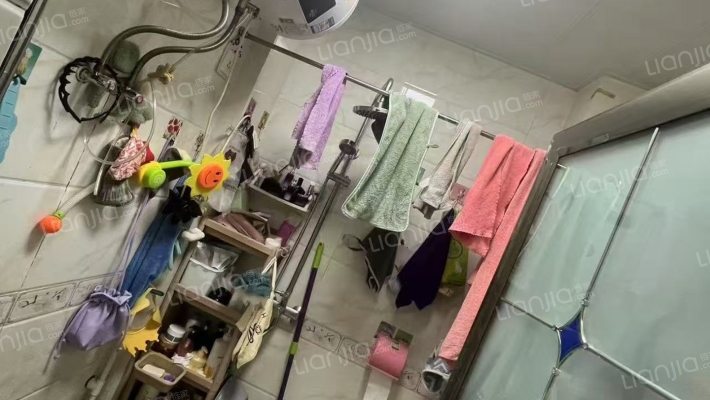 精装修拎包入住，南北通透的小三居室，采光好视野开阔-卫生间