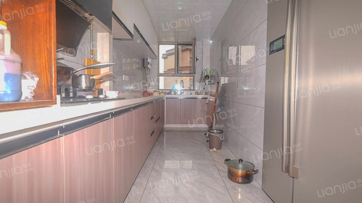 业主诚心出售北京路地铁口旁电梯中式精装三室-厨房