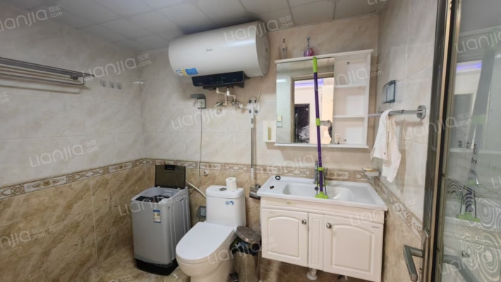 板楼一层带院，南北通透两居。有装修-卫生间