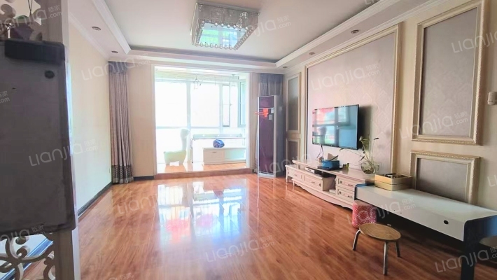 精装修拎包入住，全天采光无遮挡，视野好。-客厅