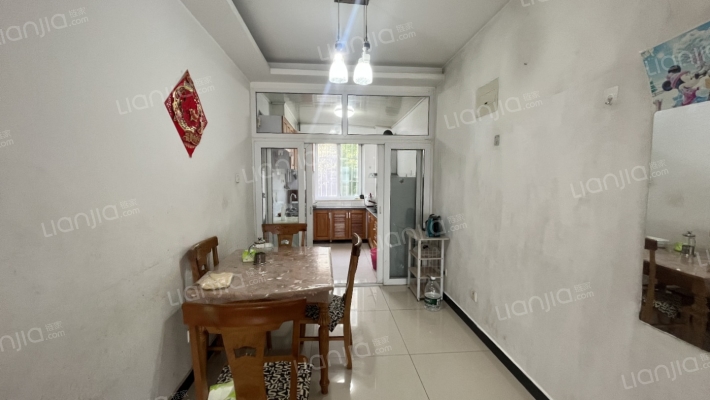 公摊小，楼层好，配套齐全，交通便利。房子带电梯-餐厅