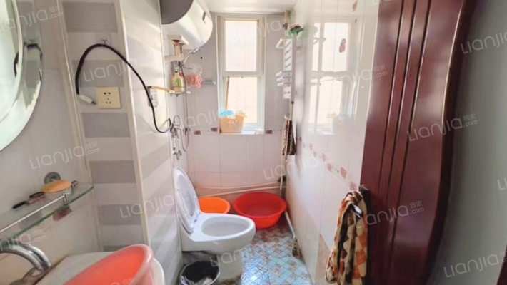 范阳路，板楼南北通透三居，交通方便-卫生间