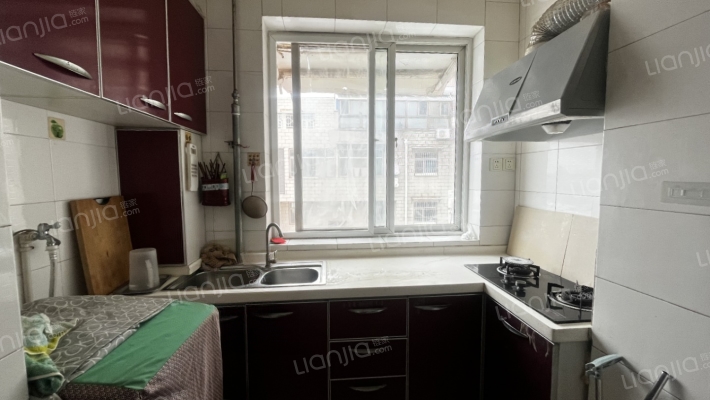 集中供暖，采光好，24小时安保。-厨房