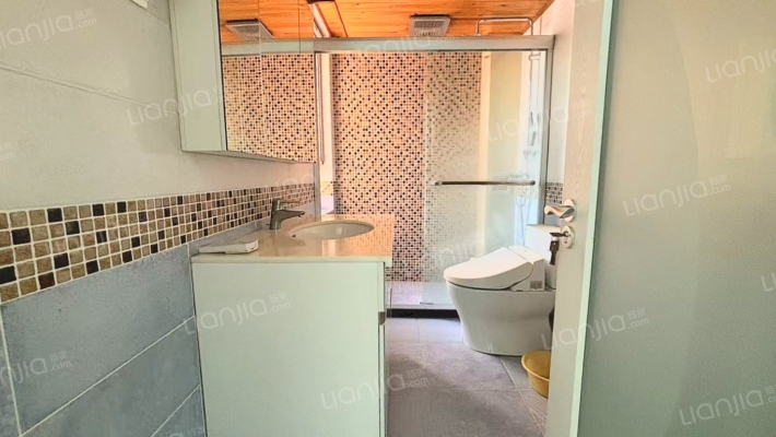 此房房本满五年税费低，采光没有遮挡-卫生间A