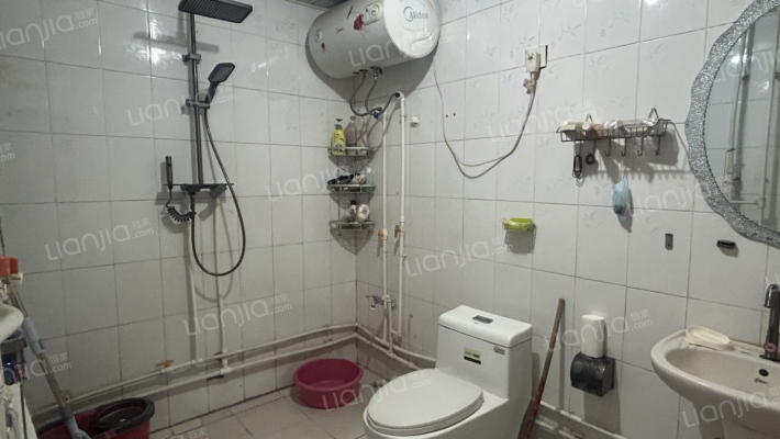 正规三居 南北通透 采光好配套设施齐-卫生间A