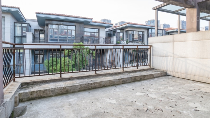 南京东 地铁口联排别墅 满二 毛坯有院子 有车库可看房-阳台