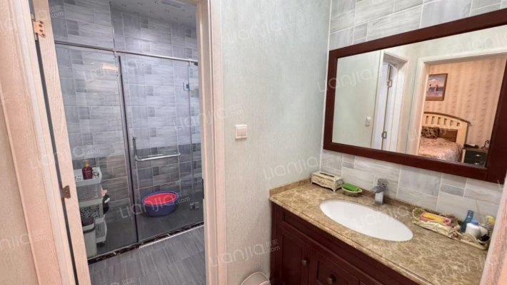 此房精装修房本无抵押 满五年唯一 地上三层 南向入户-卫生间A