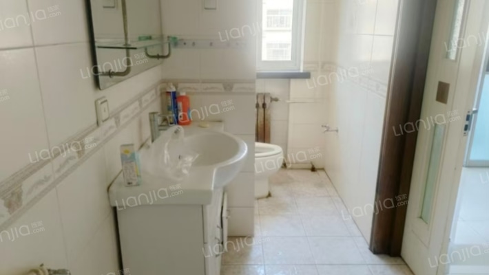 小区大门口南行20米是范阳路 南北通透户型 证满五唯一-卫生间A