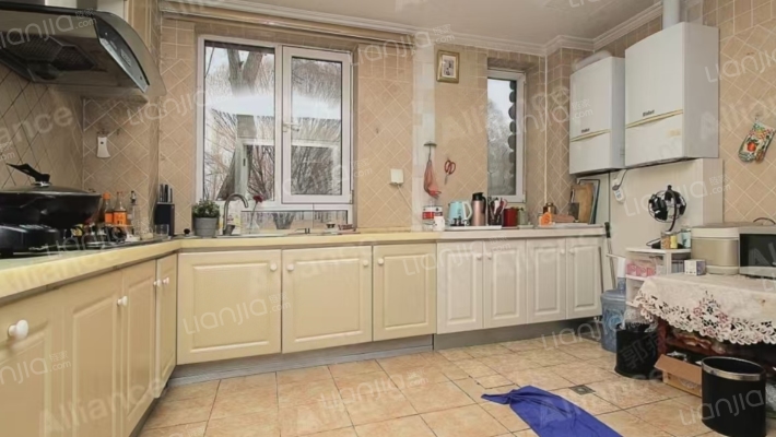 此房带装修，带660平米大院子，交通便利，小区环境好-厨房