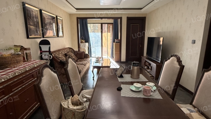 业主急售，尔湾下叠中间户，精装修，带车位-客厅