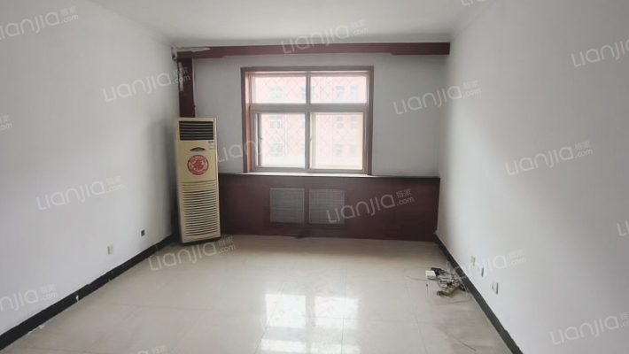 二康旁838车站1路出行方便，生活方便，中间楼层-客厅