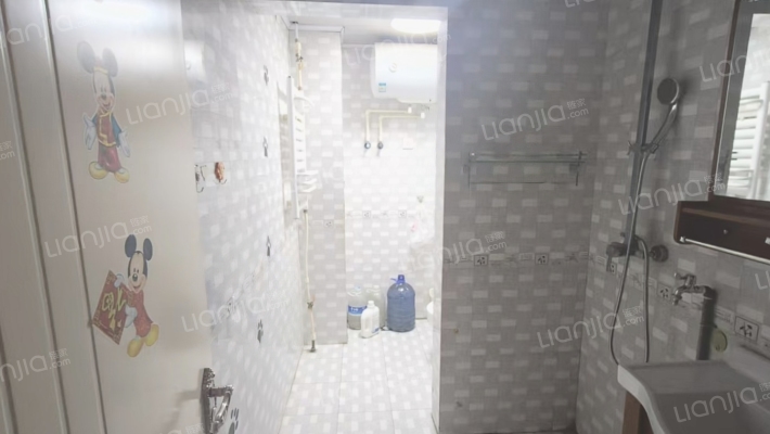 房子是三阳开泰户型  采光充足  装修保持的很干净-卫生间