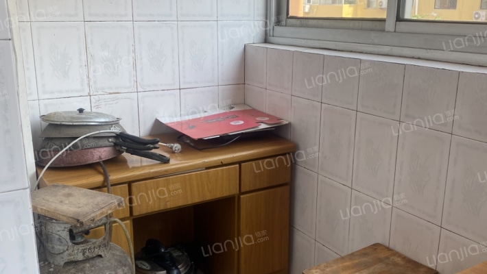 房本满五，南北通透，跃层，有小房。。。。。。。。。-厨房