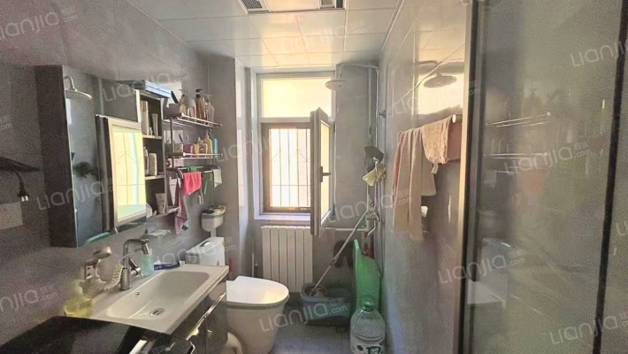 华阳路县府小区，中间楼层精装修 一梯一户-卫生间