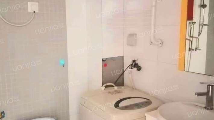 此房满五，集中供暖，交通便利，停车方便-卫生间