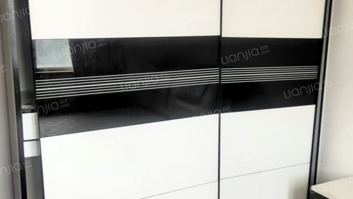 此房全南户型，精装修，户行方正-卧室B