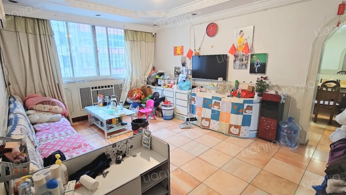 开发区，双语，低楼层，集中供暖三居-客厅