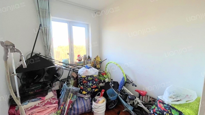 此房是南北通透四居室，中间层，采光视野好，房本满二-卧室D