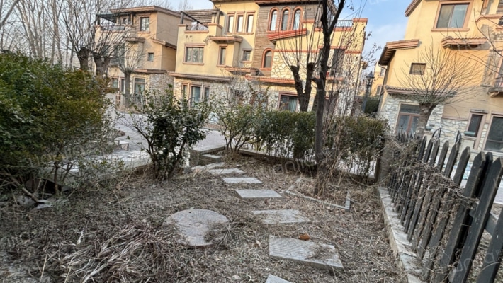 联排别墅，诚意出售，房本在手，随时过户.-花园