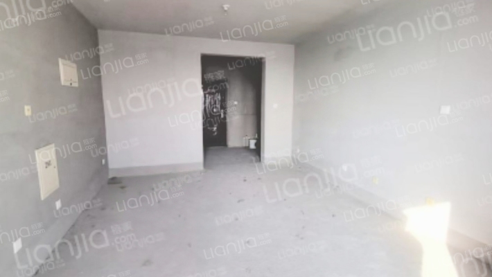 此房房本在手 低楼层 但采光没问题-卧室