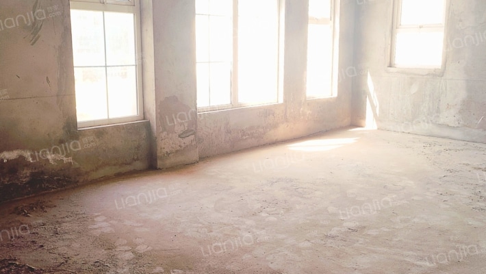 此房满五年  南北通透户型方正  毛坯随意装-客厅