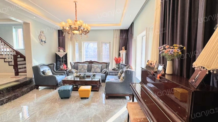 此房精装修房本无抵押 满五年唯一 地上三层 南向入户-客厅