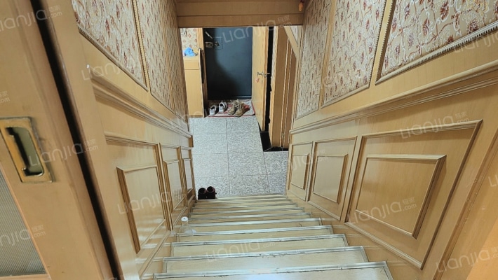 范阳路 政法街 二跃三 南北通透大三居出售-楼梯间