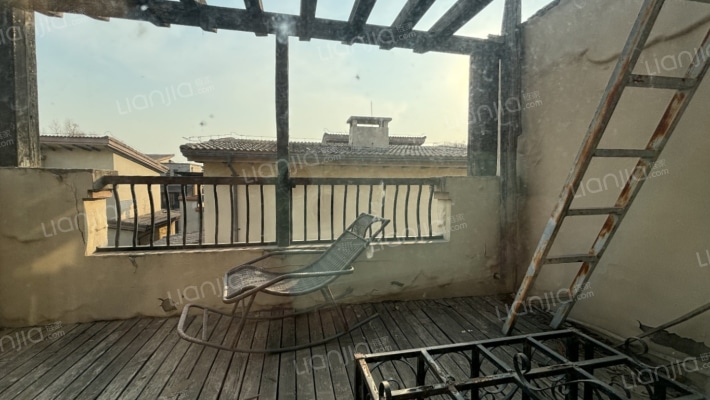 联排别墅，诚意出售，房本在手，随时过户.-露台