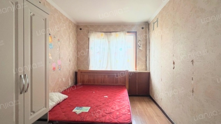 火车站 南北通透两居 不是顶层有地下室-卧室B