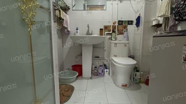 金阳瑞景小区两室出售，房子精装，干净整洁-卫生间